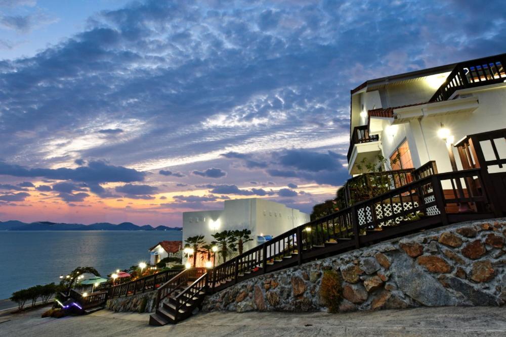Namhae Bluemare Pension Exterior photo